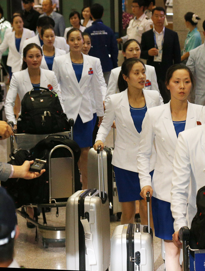  North Korean athletes arrive at Incheon International Airport on September 16 after flying on Air Koryo. They're walking toward the buses bound for the athletes' village. (photo: Yonhap News) 