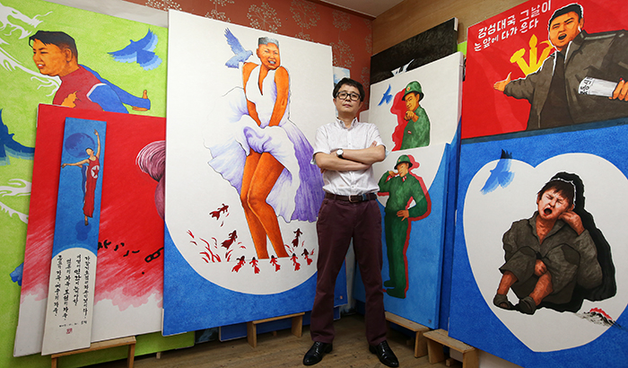 Song Byeok says he paints about the North, his hometown to which he cannot return, and expresses his emotions on the canvas.