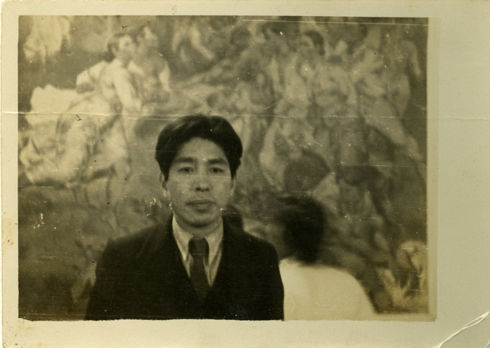 Lee Quede stands in front of 'Group of People 1 -- Notification of Liberation' (1948). 