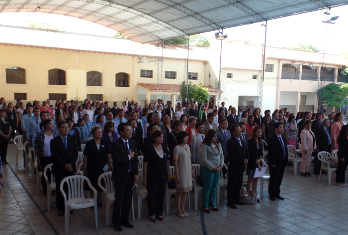 Over one hundred people, including the Paraguayan education minister, attend a ceremony to celebrate the opening of a high-tech classroom. 