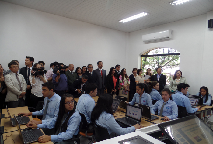 Students in Asunción, Paraguay, use the IT products that are part of their high-tech classroom.
