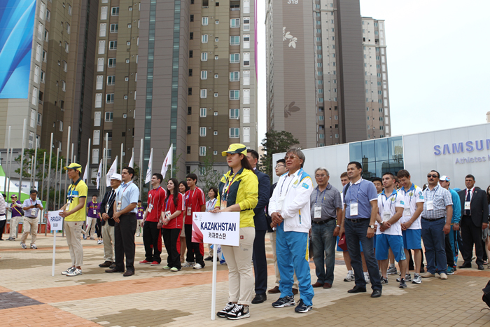 A ceremony is held on June 29 to welcome athletes from Kazakhstan and Paraguayto the 2015 Gwangju Summer Universiade.