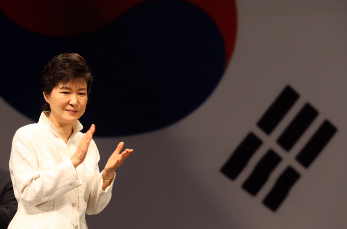  (Top) President Park Geun-hye hands out national merit awards during the ceremony marking the 69th Liberation Day at the Sejong Center for the Performing Arts on August 15. (Bottom) President Park Geun-hye applauses after the national merit award. (photos: Yonhap News) 