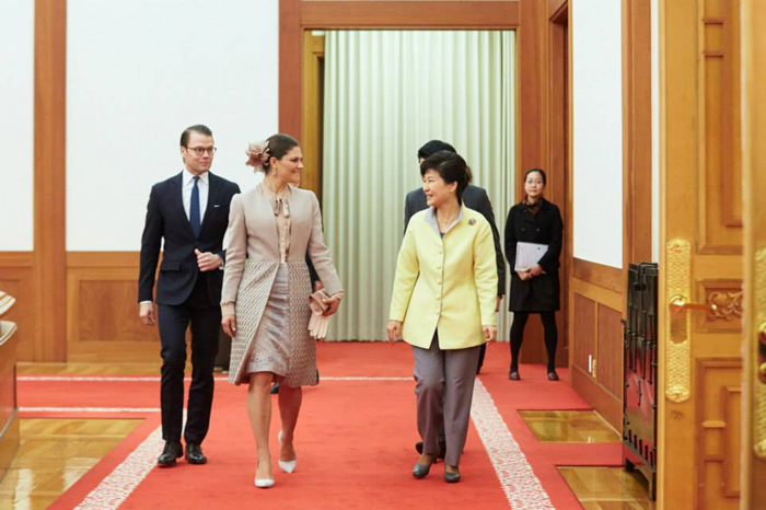 President Park Geun-hye (right) and Swedish Crown Princess Victoria and her husband Prince Daniel walk side by side at Cheong Wa Dae on March 24. 