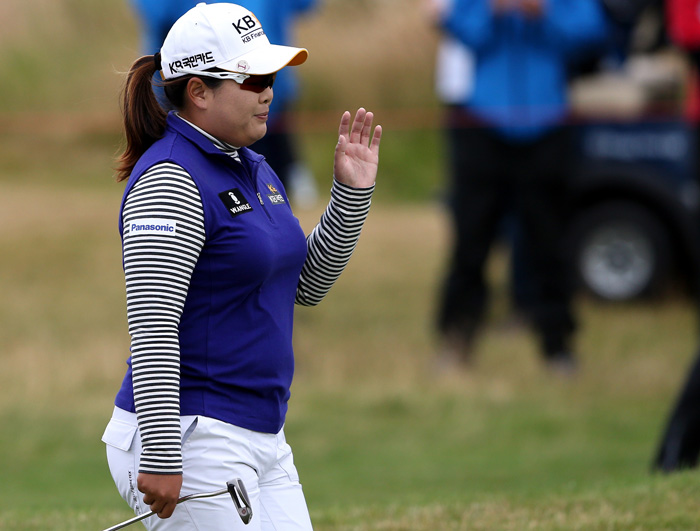 Park In-bee thanks the cheering gallery on the 18th hole.