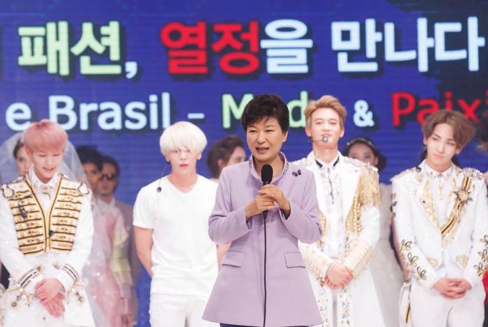 President Park Geun-hye gives the opening remarks at a Korea-Brazil fashion show that also features some Korean pop acts, in São Paulo on April 25.