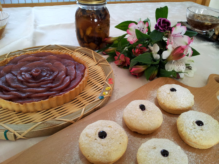 Pear mini cakes and a pear tart won the top prizes at the cooking contest.