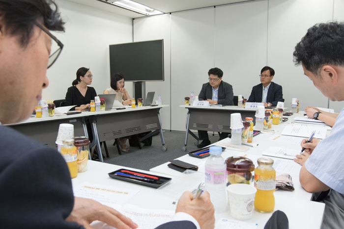 Changes made to civil servants' pension system will see them contribute more to their pensions now, but receive smaller payouts after retirement. A briefing on the recent civil servant pension reform takes place for foreign correspondents at the Foreign Press Center in central Seoul on Aug. 24.