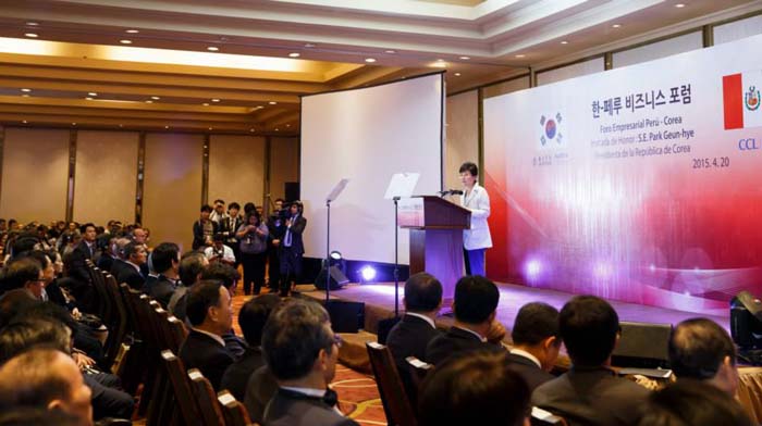 President Park Geun-hye says that Korea and Peru need to strengthen their bilateral cooperation on electronic commerce, distribution and logistics so that they can overcome the long geographical distance between them, at a Korea-Peru business forum in Lima on April 20.