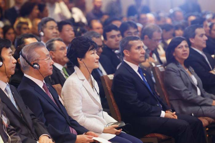 President Park Geun-hye (third from left) and Peruvian President Ollanta Humala listen to presentations during the Korea-Peru business forum.