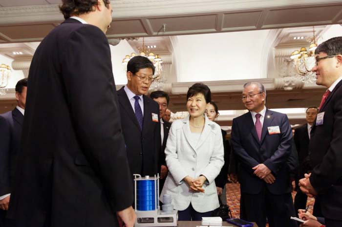 President Park Geun-hye (middle) talks to representatives of Korean small- and medium-sized enterprises that are holding business meetings in Lima, before attending the business forum.