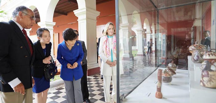 President Park Geun-hye (third from left) examines artifacts on display at the National Museum of Archaeology, Anthropology and History of Peru in Lima, on April 19.