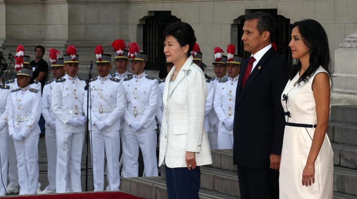 On April 20, President Park Geun-hye, Peruvian President Ollanta Humala and First Lady Nadine Heredia attend an official welcoming ceremony at the presidential palace in Lima.