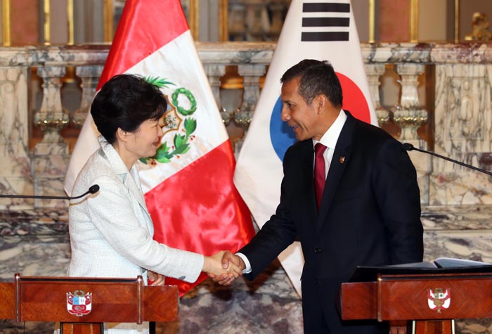 President Park Geun-hye and Peruvian President Ollanta Humala said in a joint press conference that, "We reaffirm our willingness to expand cooperation with the Pacific Alliance and to collaborate together on Peru