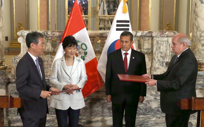 President Park Geun-hye and Peruvian President Ollanta Humala attend the signing of a memorandum of understanding that will promote cooperation on the development of online government services in Peru.