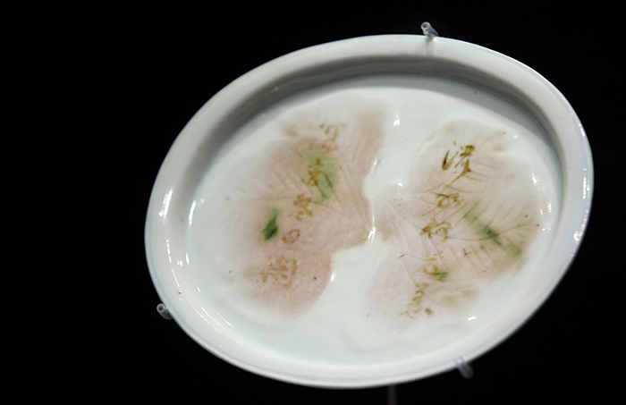 A porcelain dish with a couplet poem is also one of the main artifacts from the Sian ship. The poem is originally written by a court lady from the Tang Dynasty.