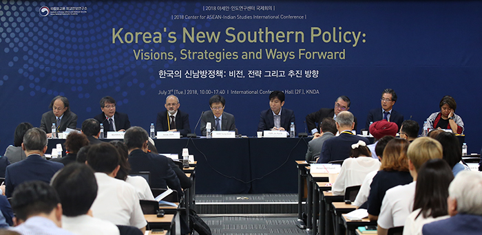 싱가포르의 옹 켕 용 전 아세안 사무총장(오른쪽 세 번째), 선조이 조쉬 인도 옵저버연구재단 이사장(왼쪽 세 번째) 등 국내외 인도∙아세안 전문가들이 3일 ‘한국의 신남방정책 국제회의’에서 신남방정책의 효과적 이행 방안을 논의하고 있다. 국립외교원