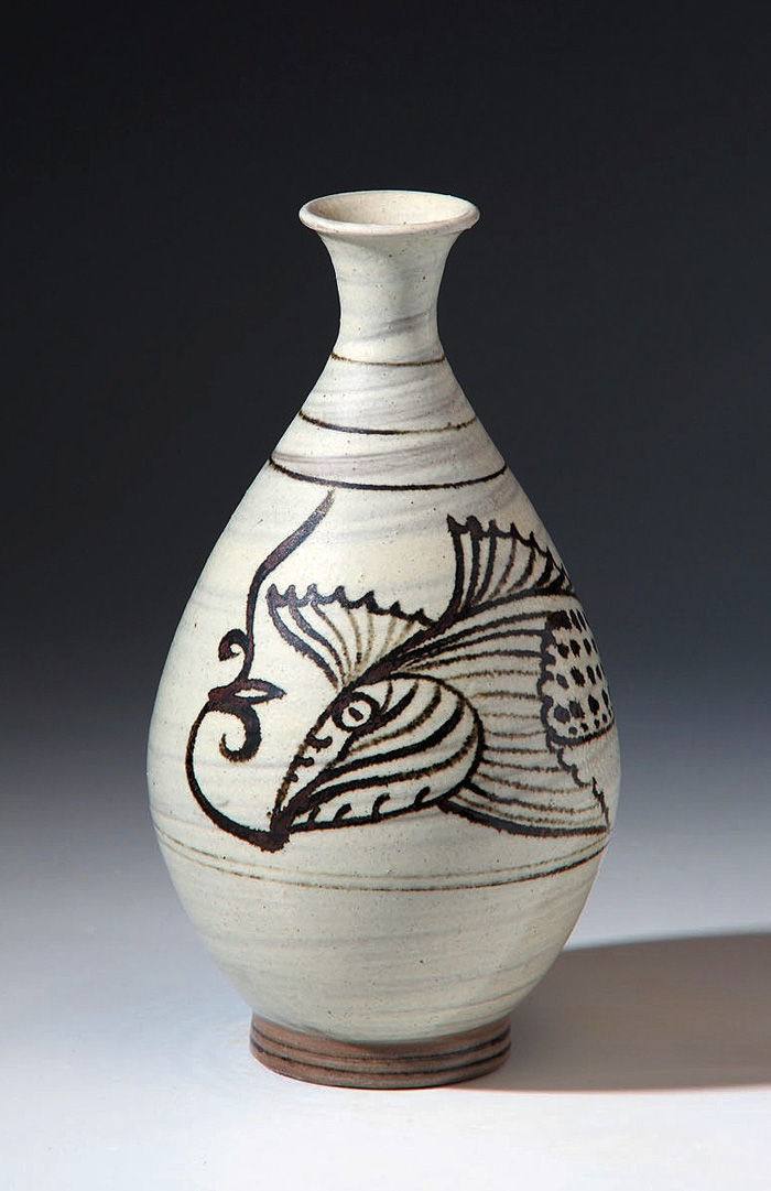  A grayish-blue powdered celadon vase is given to Pope Francis by the Chungcheongnam-do provincial government. It has an arabesque, abstract drawing of a fish on it, painted with oxidized steel on white clay. (photo: Chungcheongnam-do) 