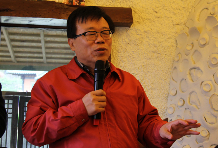 (Top) Minister of Agriculture, Food & Rural Affairs Lee Dong-phil (right) talks to foreign correspondents during the agricultural tour. (Bottom) Minister Lee explains the agricultural and rural experiences to tour participants in the Kwang-I Won. 