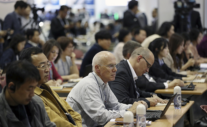 Foreign correspondents attend a press briefing at the main press center for the 2018 inter-Korean Summit, at the KINTEX convention center in Goyang-si, Gyeonggi-do Province, on April 27.