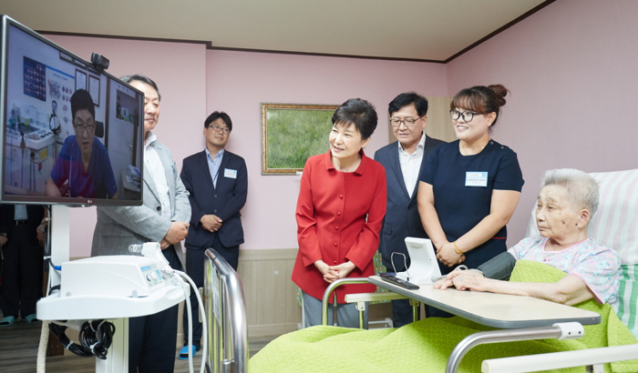 President Park Geun-hye (center) visits a medical center on Aug. 5 as a patient receives telemedicine services. The government is set to expand telemedicine services for those who have limited access to them.
