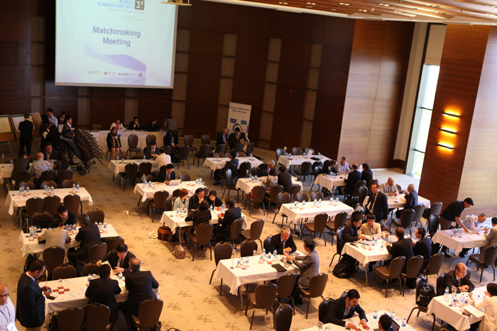 Domestic and foreign officials discuss cooperation on international joint R&D projects. 