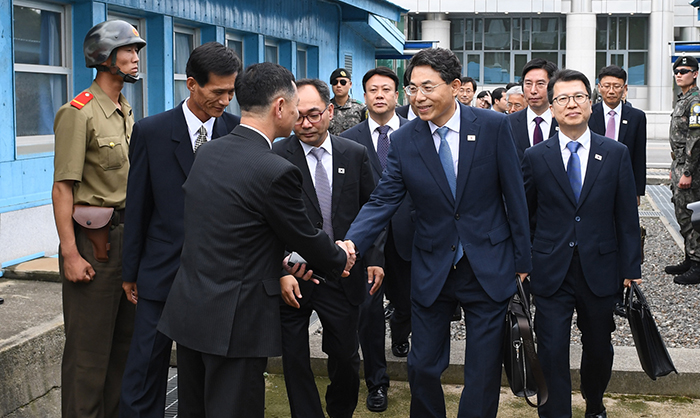 남북 도로협력 분과회담 참석을 위해 남측 수석대표인 김정렬 국토교통부 2차관(오른쪽 두 번째) 등 대표단이 28일 회담장인 판문점 통일각으로 가기 위해 군사분계선을 넘어서고 있다.