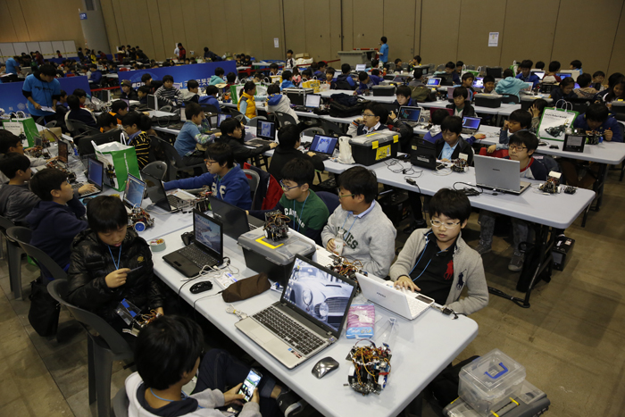 robotworld-141028-6-2.jpg
