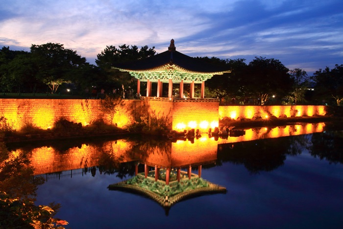  
Donggung Palace and Wolji Pond boasts of the historic beauty of the Silla Dynasty.
