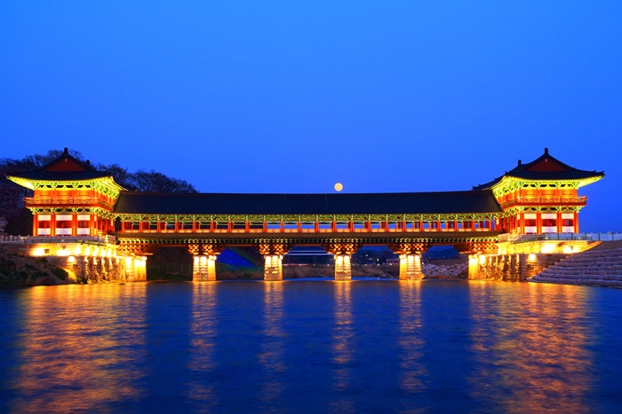  
Woljeonggyo Bridge shows the traditional architectural style of Silla. 
