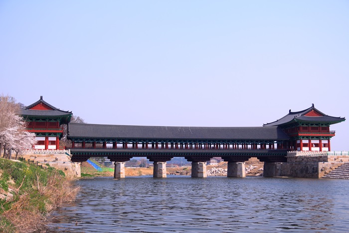  
Woljeonggyo Bridge allows two different attractive views to visitors during the day and during the night. 
