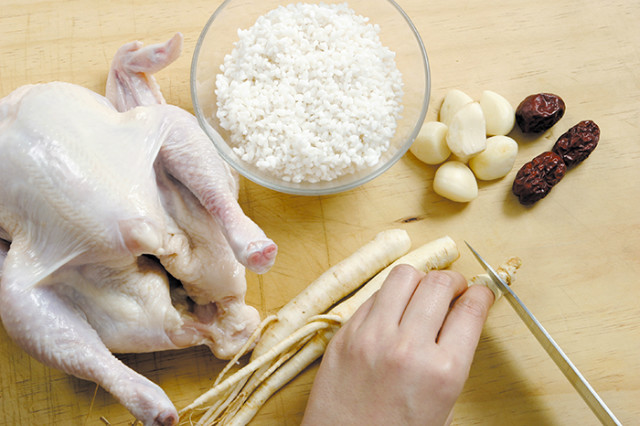 Wash and clean all the ingredients, including the chicken, ginseng, rice, jujubes and garlic. Cut the heads off the ginseng after cleaning it.