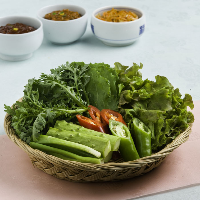 Lettuce is considered to be the best vegetable for wrapped dishes. Other leaves can be used, such as crown daisies, pumpkin leaves, perilla leaves or bean leaves. Seaweeds, like kelp or sea mustard, can also be used for wrapping, depending on the region.