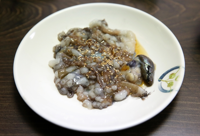 Sannakji (sliced raw octopus) features a slimy and chewy texture and is seeing growing international interest. (Korea.net DB)