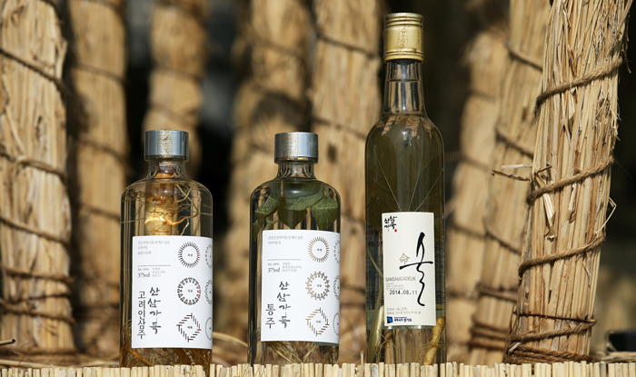 (From left) The Daenong Bio Farming Agricultural Association Corp.'s Goryeo Ginseng Liquor, Tongju and Myeongsul all received a bronze medal at the Korea Liquors Contest in 2014. 