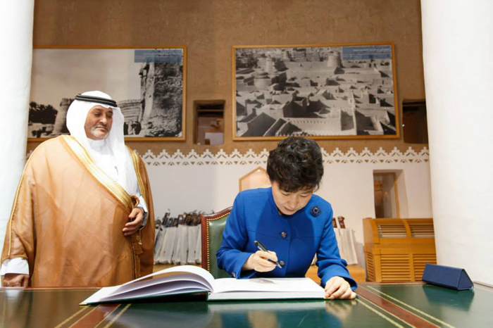 President Park Geun-hye (right) signs the guestbook after touring the Masmak Fortress in Riyadh, Saudi Arabia, on March 4.    