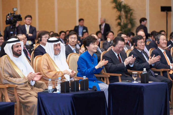 President Park Geun-hye (front row, middle) attends the Korea-Saudi Arabia Business Forum on March 4. 