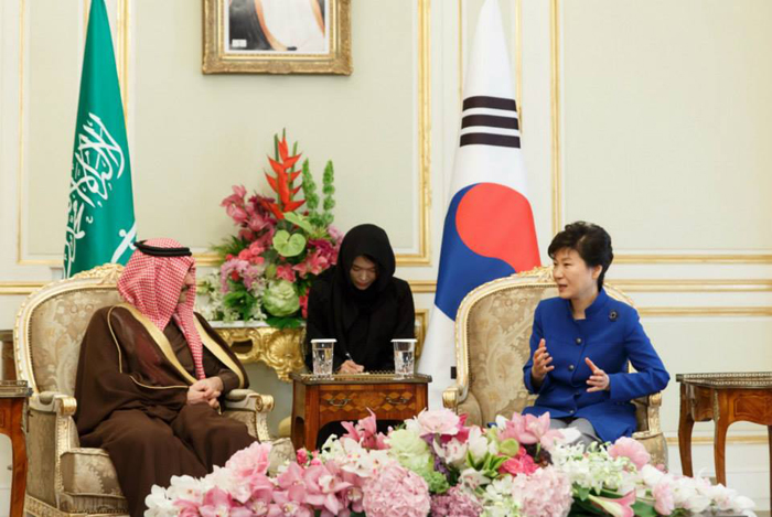 President Park Geun-hye (right) talks about economic cooperation with Al-Waleed bin Talal, chairman of the Kingdom Holding Company.  