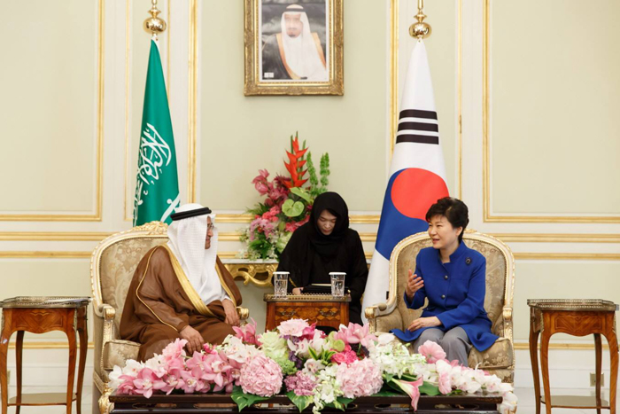 President Park Geun-hye meets with Hashem Abdullah Yamani, president of the King Abdullah City for Atomic and Renewable Energy, at the King Saud Palace in Riyadh.  