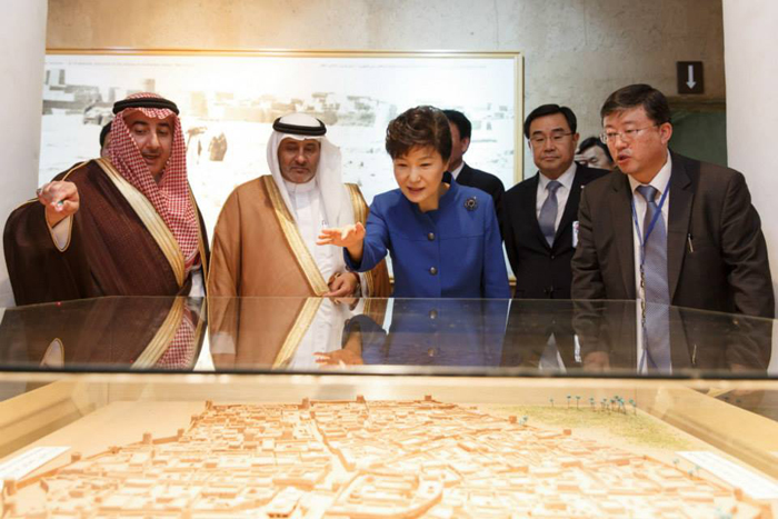 
President Park Geun-hye (middle) looks around the National Museum in Riyadh, Saudi Arabia.  
