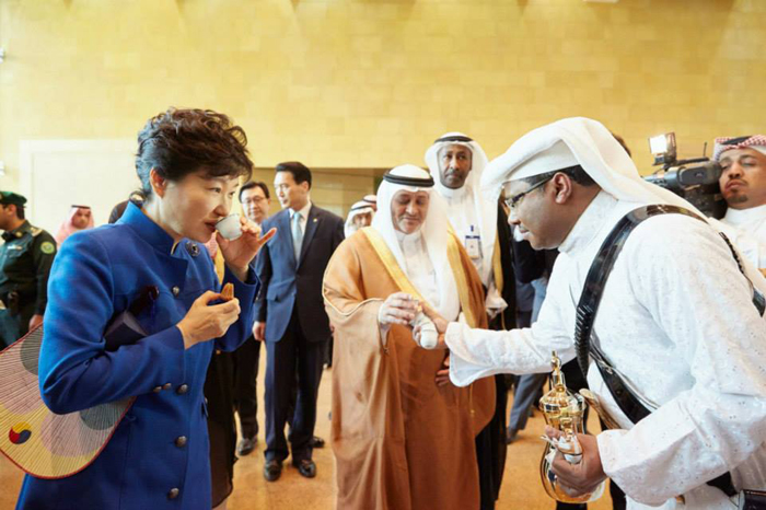 President Park Geun-hye enjoys some coffee and dates at the National Museum in Riyadh, Saudi Arabia.  
