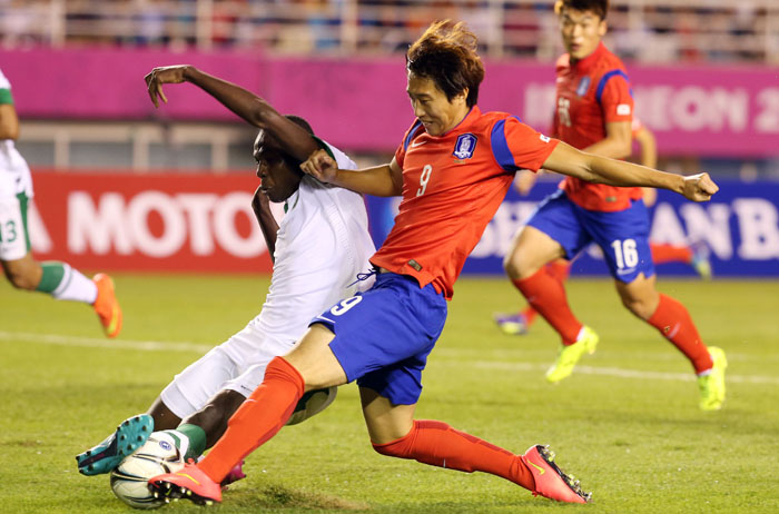  Lee Yong-jae (middle) fights for the ball during the Group A match between Korea and Saudi Arabia at the Wa Stadium in Ansan on September 17. (photo: Yonhap News) 