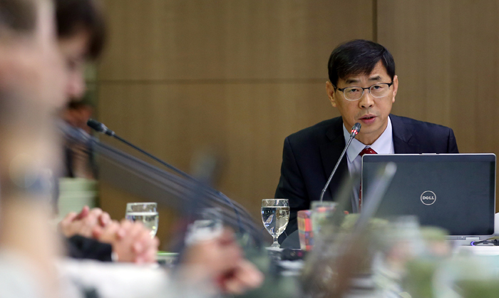 Shin Hyun-kwan, director general of the Korea Seed and Variety Service, gives the opening remarks at the meeting. 