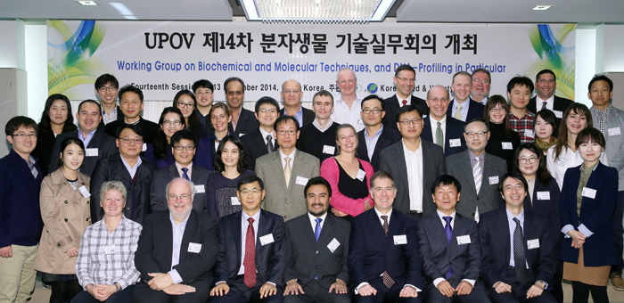 Participants in the 14th UPOV Working Group on Biochemical and Molecular Techniques, and DNA-Profiling in Particular pose for a group photo. 
