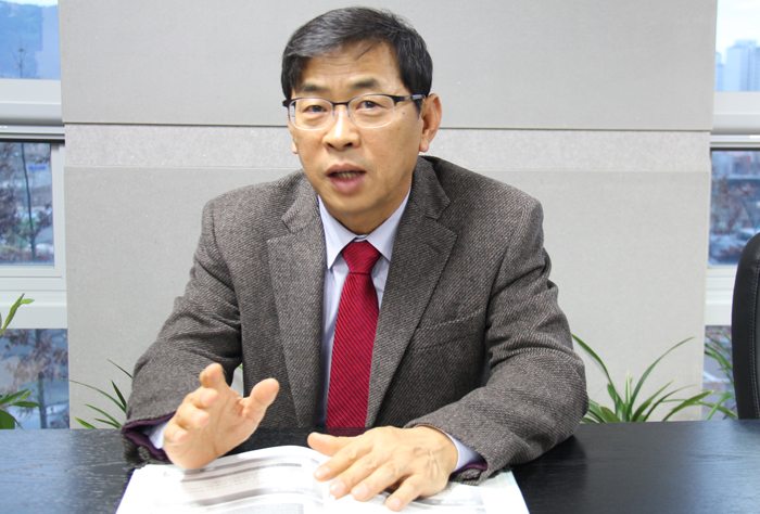 Shin Hyun-kwan, director general of the Korea Seed and Variety Service, says the seed industry is very important for the future. 