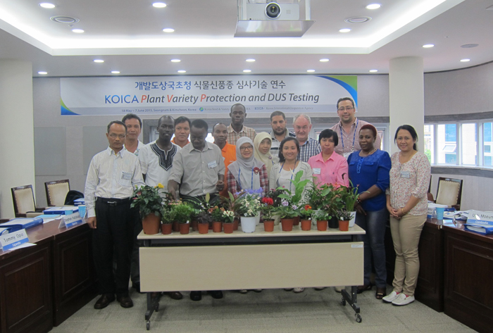 Seed specialists from around the world take part in the 'Plant Variety Protection and DUS Testing' workshop at the Korea Seed and Variety Service in Gimcheon, Gyeongsangbuk-do.