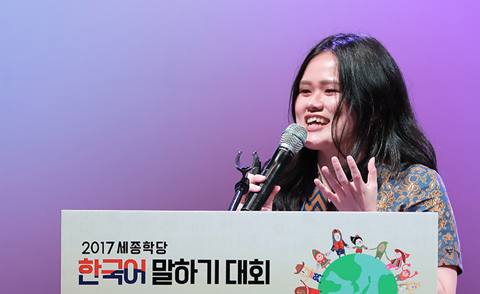 Maggie Yang from Indonesia, winner of the 2017 King Sejong Institute Korean Speech Contest, shows off her Korean language skills at the KBS Art Hall in Seoul on Sept. 18.