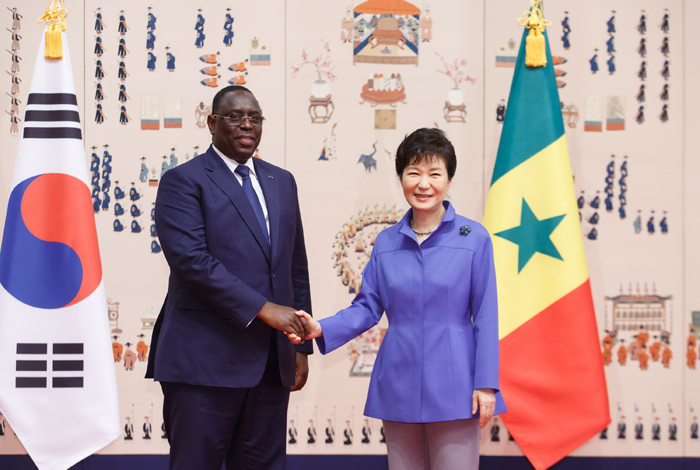 President Park Geun-hye (right) and Senegalese President Macky Sall hold summit talks at Cheong Wa Dae on June 4 and agree to encourage Korean companies to participate in the Senegal Emergent Plan projects worth some USD 10 billion.