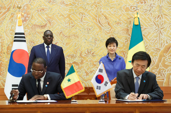 After the summit, ministers of the two nations sign MOUs covering cooperation on maritime and fisheries companies, trade, industry and investment.