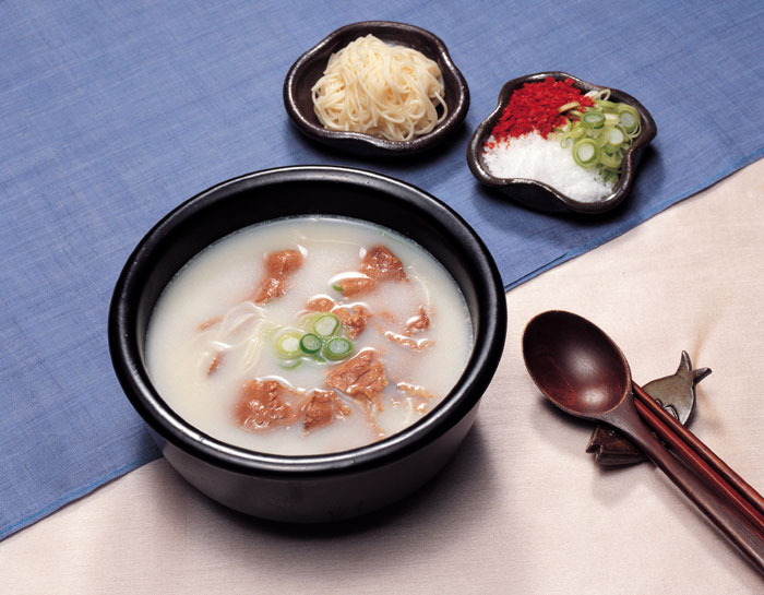<i>Seolleongtang</i>, or ox bone soup, is best enjoyed during the winter as it is high in calcium and protein.